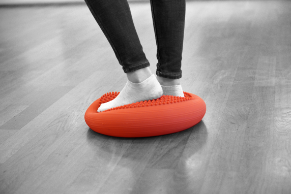 Geige lernen auf einem Ballkissen