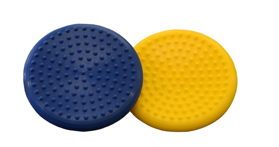 Beim Geige lernen auf Mini-Ballkissen stehen