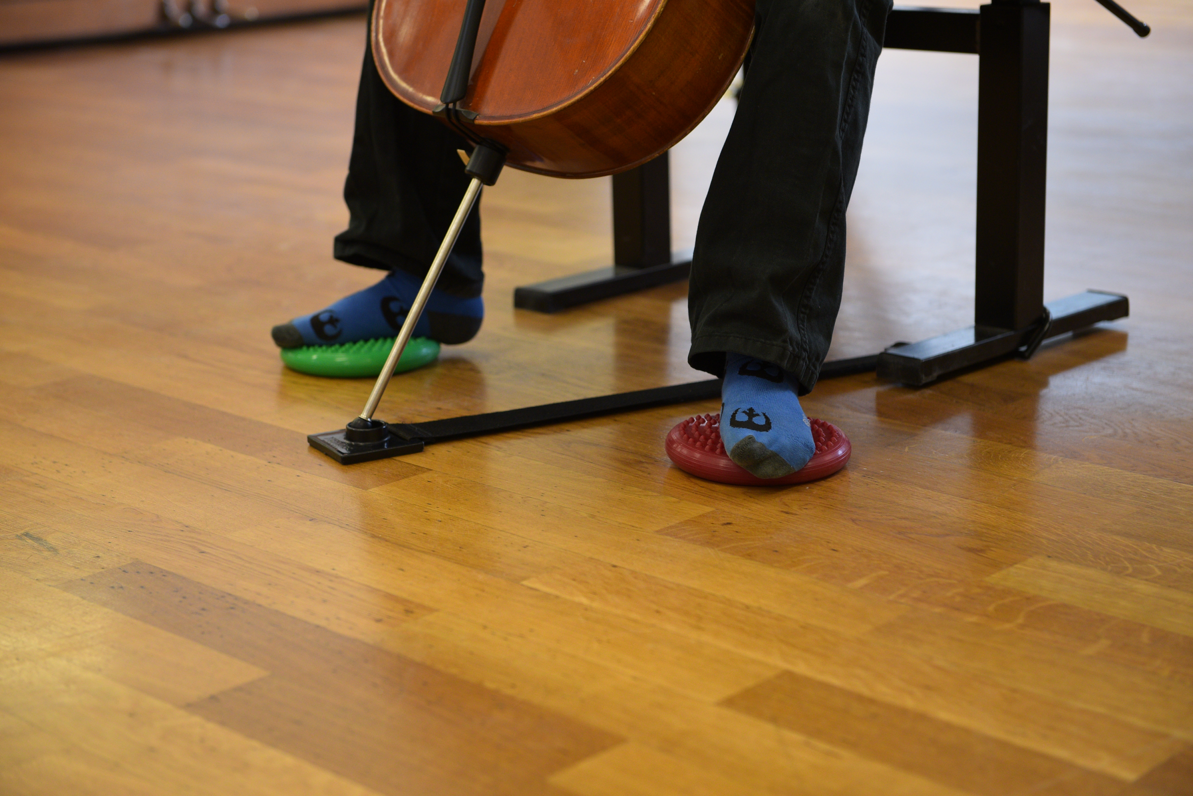 Mini Ballkissen von TOGU beim Cello spielen