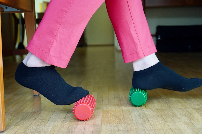 Practicing with foot rollers guided in oposite directions